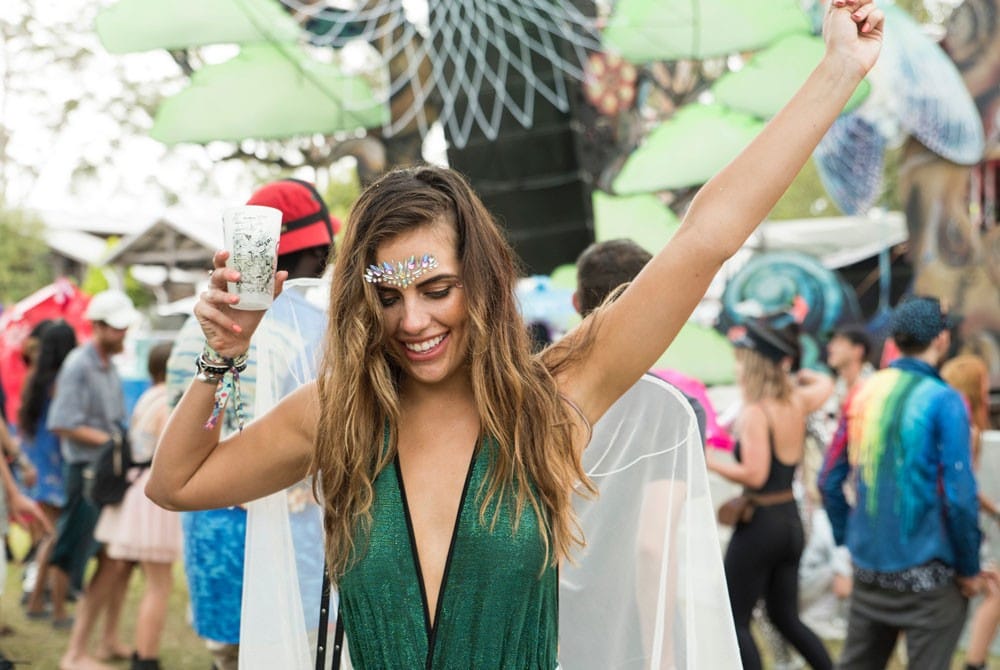 sydney o melbourne para trabajar chica con un vestido verde bailando y detrás gente
